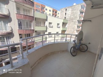 Kızıltepe Merkezde Sezer Market Arkası 2.kat Satılık 3+1 Geniş Daire