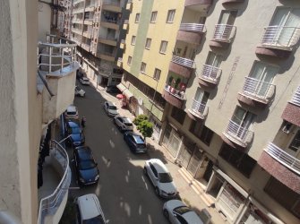 Kızıltepe Merkezde Sezer Market Arkası 2.kat Satılık 3+1 Geniş Daire